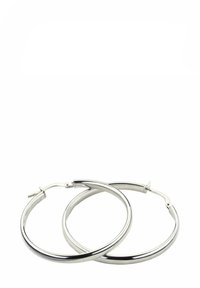 Srebrne obročaste uhani s poliranim zaključkom, okrogle oblike in varnim zapiranjem s tečajem. Gladka tekstura z sijočim videzom.