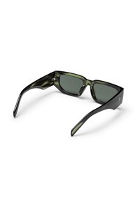 Ochelari de soare cu model negru și verde, cu ramă dreptunghiulară, lentile de culoare gri închis și tije elegante, ușor curbate.