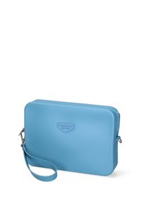 Borsa a pochette blu rettangolare con zip e tracolla removibile, dotata di un'etichetta del marchio impressa sul davanti.