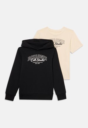 Felpa nera con cappuccio e t-shirt a maniche corte color crema, entrambi con la scritta "JACK & JONES" stampata in grassetto nero. Materiale in cotone morbido.