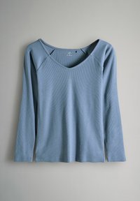 Hellblaues Langarmshirt mit V-Ausschnitt, geripptem Material und seitlichen Schlitzen. Überraglanärmel und lockere Passform.