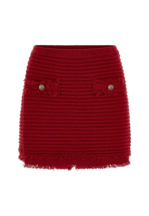 Punainen urheilullinen mini-hame, jossa on purjehtiminen helma, edessä kaksi läpällistä taskua, joissa on pyöreät kultaisenväriset napit.