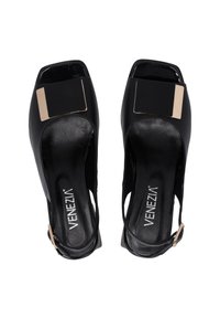 Sandales à talons ouvertes en cuir noir avec une forme carrée, dotées d'une boucle avec des accents dorés, d'une finition lisse et d'un design minimaliste.