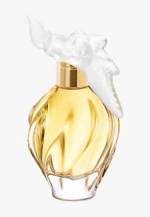 Transparente Glasparfümflasche mit goldenem Flüssigkeitsinhalt, bedeckt mit einem mattierten Glasdeckel in Form eines fliegenden Vogels.