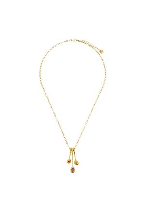 Naszyjnik z złotym łańcuszkiem z trzema zwisającymi zawieszkami, z których każda osadzona jest w innym kolorowym kamieniu szlachetnym: różowym, fioletowym i żółtym.