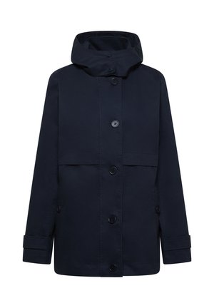 Impermeabile con cappuccio di colore blu navy scuro, chiusura frontale con bottoni, maniche lunghe con polsini abbottonati e due tasche laterali.