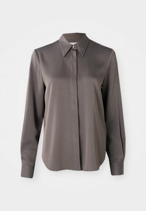 Blouse grise à manches longues avec une texture lisse et satinée, un col pointu et une fermeture à boutons sur le devant.