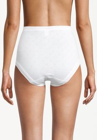Weißer Baumwollunterwäsche mit hoher Taille, mit strukturiertem Muster aus kleinen Blumen und glattem Bund, im klassischen Slip-Schnitt.