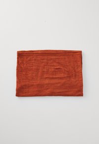 Tissu rouge, plié de manière rectangulaire, avec une texture lisse et un motif légèrement chiné. Bord cousu pour plus de durabilité.