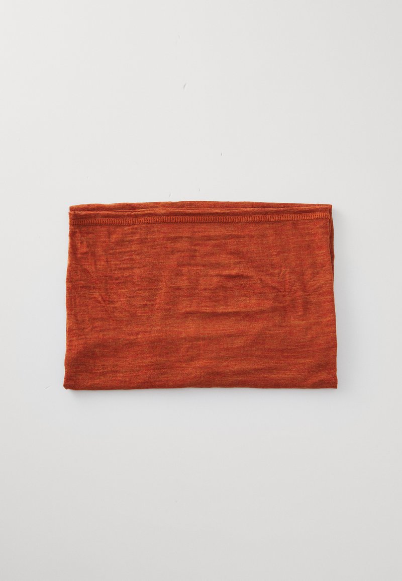 Tissu rouge, plié de manière rectangulaire, avec une texture lisse et un motif légèrement chiné. Bord cousu pour plus de durabilité.