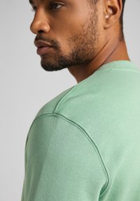 Lee PATCH CREW SWS - Camisola - mid visual cody