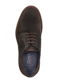 Chaussure pour homme en cuir suédé marron foncé, à lacets, avec un bout rond et des coutures visibles, arborant le logo de la marque sur la semelle intérieure bleue.