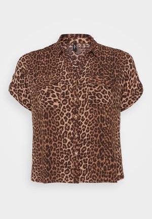 Blusa de mangas curtas com padrão de leopardo em castanho e bege, apresentando dois bolsos no peito, fecho com botão e um corte descontraído.