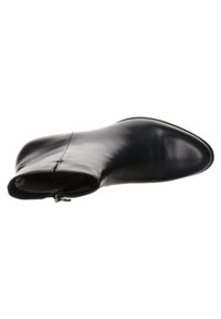 Botín de cuero negro hasta el tobillo con puntera afilada, textura suave, cremallera lateral y costuras mínimas, que presenta una silueta esbelta.