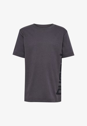 Mørkegrå kortærmet t-shirt lavet af bomuld. Har et sort logo langs venstre side. Simpelt crew neck design. Glat tekstur.