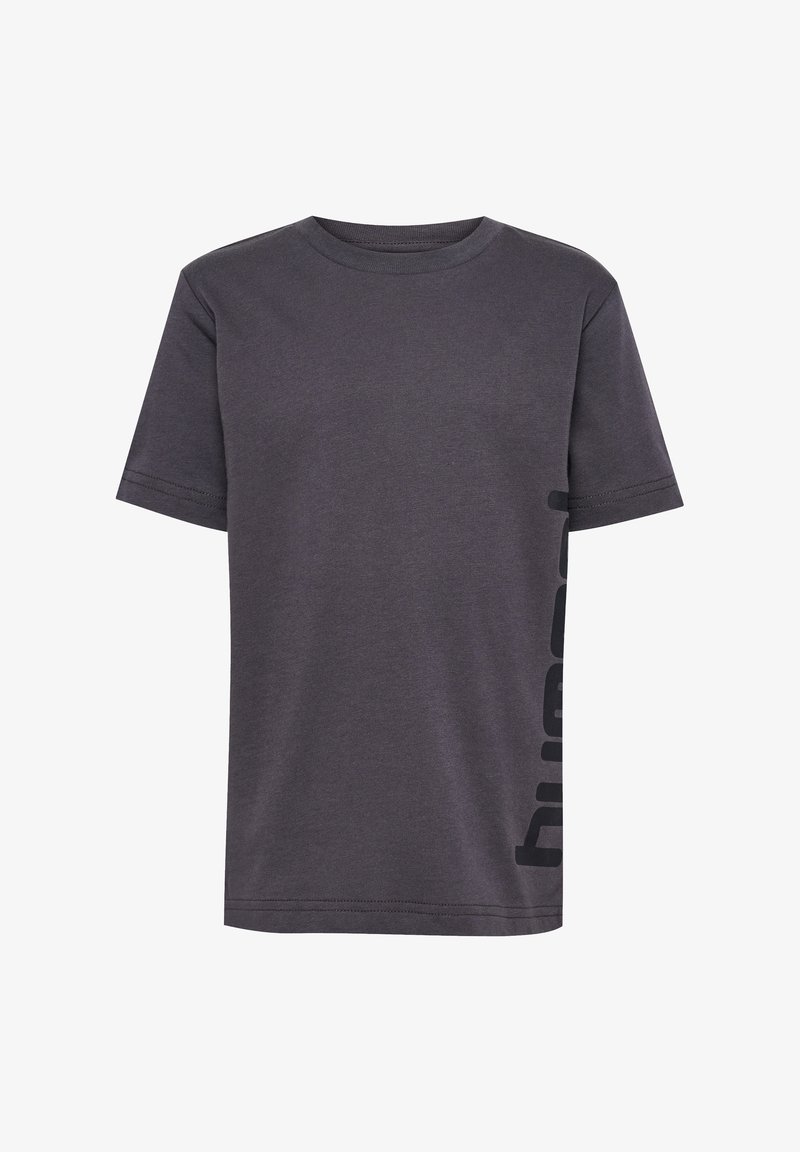 Mørkegrå kortærmet t-shirt lavet af bomuld. Har et sort logo langs venstre side. Simpelt crew neck design. Glat tekstur.