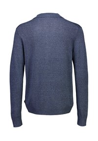 Blauer Pullover mit langen Ärmeln, strukturiertem Strick, einem Kragen und seitlichen Schlitzen am Saum. Der Stoff wirkt weich und leicht.