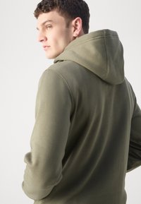 Tommy Hilfiger CHEST INSERT - Felpa con cappuccio - green
