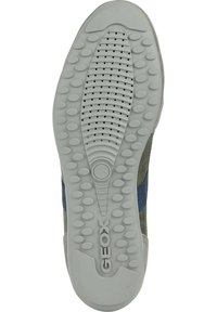Suela de zapato Geox en goma gris con patrones de tracción circulares y orificios de drenaje, con un acento textil azul en el lateral.