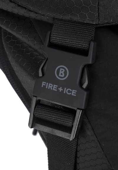 Podrobnost na črnem nahrbtniku: trak z zaprtjem iz hexagonalne teksture in črnim plastičnim sponko z blagovno znamko "FIRE + ICE".
