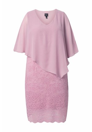 Světle růžové šaty s výstřihem do V, asymetrickým překrytím z šifonu a přiléhavou krajkovou sukní s květinovým vzorem a vroubkovaným lemem.