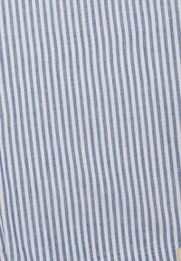 Blauw-wit gestreepte stof met verticale lijnen. De textuur lijkt glad en lichtgewicht, typisch voor katoen of linnen.