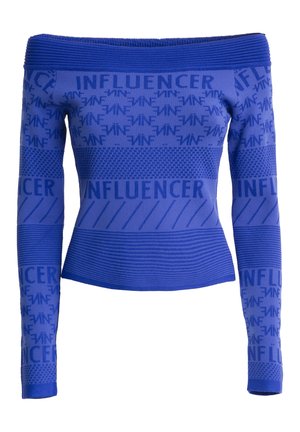 Grosse maille bleu avec épaules dénudées et manches longues ajustées, présentant un tricot texturé et un motif répétitif "INFLUENCER" dans différentes nuances de bleu.
