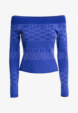 Blauwe off-the-shoulder sweater met aansluitende lange mouwen, gekenmerkt door een textuur breiwerk en een herhalend "INFLUENCER" patroon in verschillende tinten blauw.