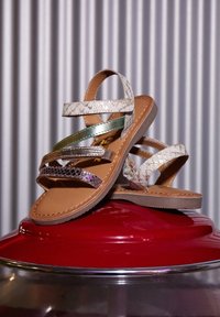 Multicolored sandalen met bandjes, voorzien van een mix van texturen, waaronder slangenprint en metallic accenten, met een platte bruine zool.