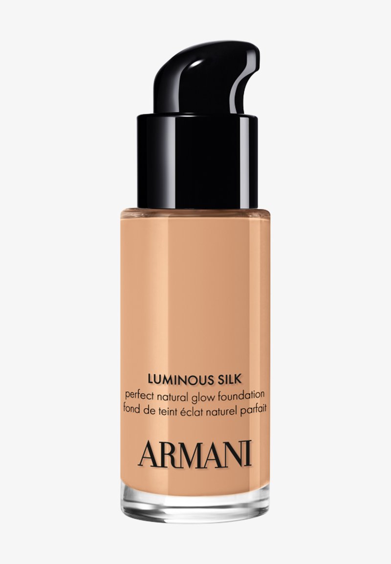 Bottiglia di vetro del fondotinta Armani Luminous Silk con erogatore a pompa nero e fondotinta liquido beige all'interno.