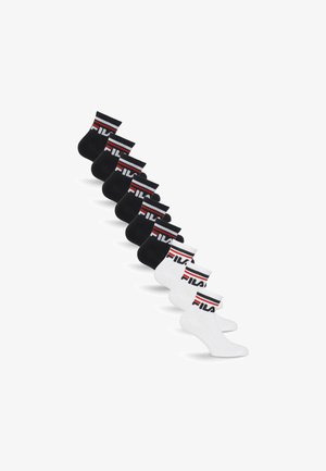 Neun Paare Knöchelsocken in Schwarz und Weiß, mit rot-weiß gestreiften Bündchen und dem FILA-Logo auf jedem Bündchen.