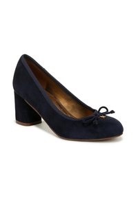 Punta in camoscio blu navy con tacco, con punta arrotondata, un piccolo fiocco decorativo e un tacco a blocco medio. L'interno è rifinito con una fodera dorata.