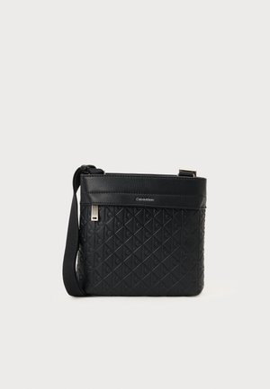 Czarna torebka na ramię z teksturowanej skóry, z diamentowym wzorem, regulowanym paskiem i srebrnymi akcentami.
