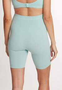 Lichtblauwe geribde shorts met een aansluitend ontwerp, reiken tot halverwege de dijen, met een brede tailleband en naadloze constructie voor comfort.