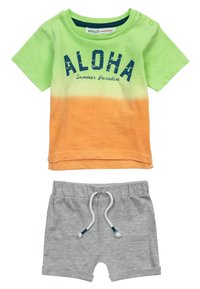Zaļš un oranžs gradienta T-krekls ar uzrakstu "ALOHA", apvienots ar pelēkiem šortiem ar elastīgu jostu un auklu.