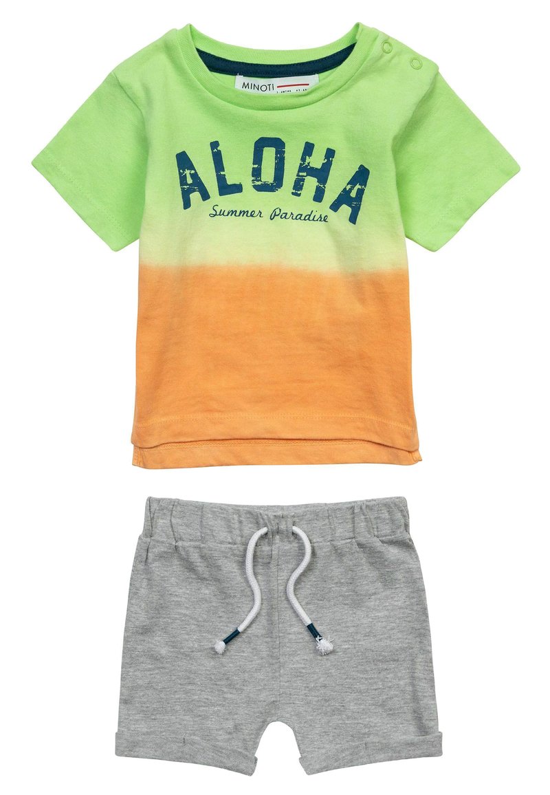 Zaļš un oranžs gradienta T-krekls ar uzrakstu "ALOHA", apvienots ar pelēkiem šortiem ar elastīgu jostu un auklu.