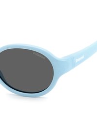 Occhiali da sole in plastica blu con lenti grigie scure, forma ovale, con il logo Polaroid sul lato e una finitura liscia e lucida.