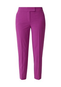 Pantalon fuchsia sur mesure en tissu lisse, coupe slim, plis avant et ceinture plate. Présente un logo discret sur le côté.