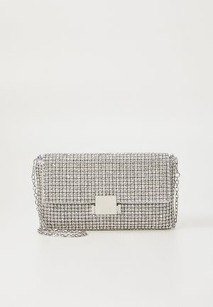 Clutch rectangular plateado con exterior de malla de piedras brillantes y correa de cadena plateada, con cierre de broche metálico cuadrado.