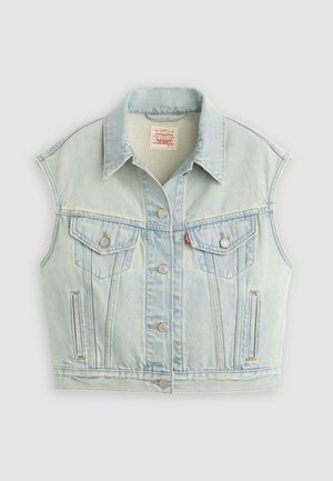 Lyseblå ermeløs denimvest med knapper foran, to brystlommer med klaffer og krage, lagt flatt på en lys bakgrunn.