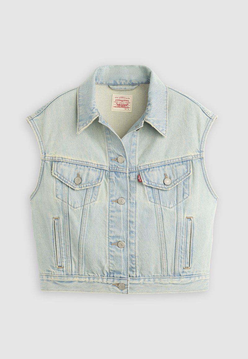 Veste en denim bleu clair sans manches avec boutonnière sur le devant, deux poches poitrine à rabats et col, posée à plat sur un fond clair.
