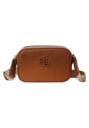 Brązowa, teksturowana skórzana torba typu crossbody z złotym suwakiem, regulowanym, wzorzystym paskiem materiałowym i tłoczonym logo RL z przodu.