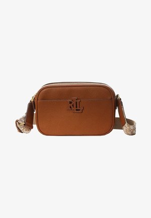 Sac bandoulière en cuir marron texturé avec fermeture éclair dorée, bandoulière en tissu à motif ajustable, et logo RL embossé sur le devant.