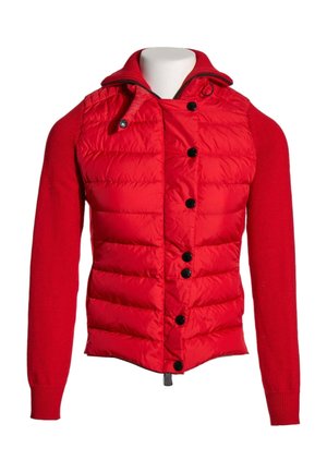 Chaqueta roja con parte frontal acolchada, botones negros, mangas largas de punto y cuello alto con cremallera y cordón.