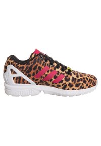 Leopard print running shoe with pink stripes, black laces, and a white sole. Textured fabric and a sleek design with ventilation accents.
