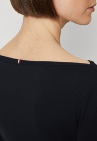 Tommy Hilfiger SLIM CODY BOAT - Topper langermet - desert sky
