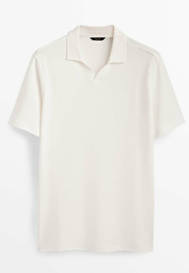 Wit poloshirt met korte mouwen, een kraag en een V-hals, weergegeven tegen een effen witte achtergrond.