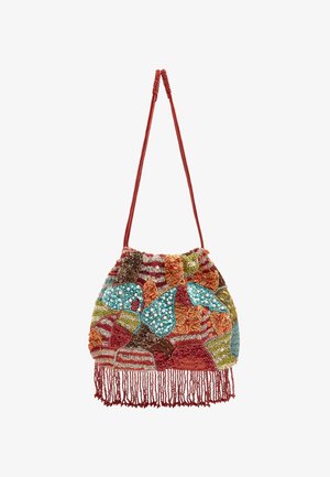 Mała torebka na ramię z koralikami, o wzorze patchworkowym w kolorach czerwonym, turkusowym, pomarańczowym, zielonym i brązowym, z długim czerwonym paskiem i frędzlami u dołu.