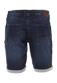 Ciemnoniebieskie szorty dżinsowe z podwiniętymi nogawkami, tylnymi kieszeniami i skórzaną łatką na pasku. Gładka faktura i klasyczny design.