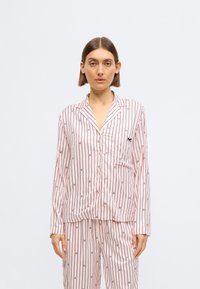 Set de pijamale roz cu dungi, confecționat dintr-un material moale. Include un top cu nasturi și buzunar și pantaloni asortați cu dungi orizontale.